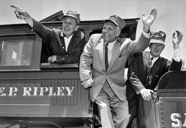 Уолт Дисней едет по железной дороге Disneyland в день открытия, 17 июля 1955 года