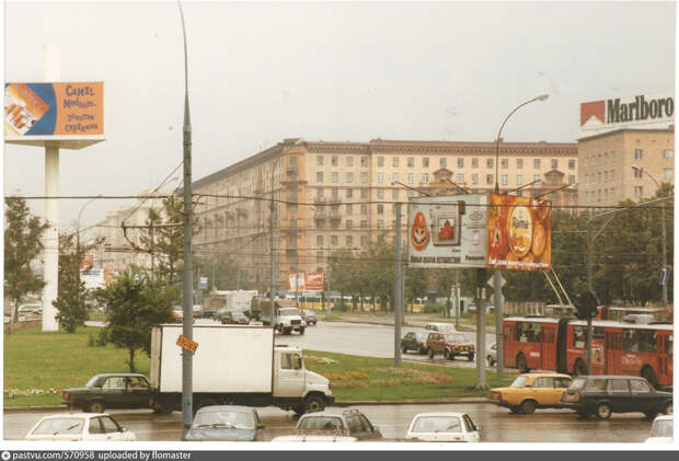 На Ленинградском проспекте можно было увидеть рекламу чего угодно: табак, маргарин "Рама", рядом какая-то электроника. И в качестве бонуса - "Чоко-пай" на троллейбусе. Вид от института "Гидропроект", 1999.