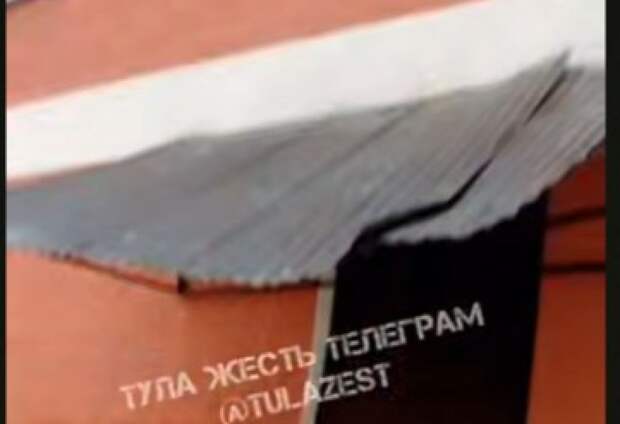 Тула, улица Болдина: глыба льда повредила козырек подъезда