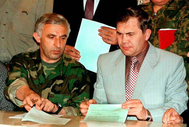 Аслан Масхадов и Александр Лебедь подписывают Хасавюртовские соглашения