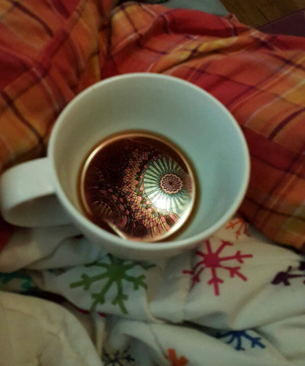 Отражение ковра в чашке кофе.