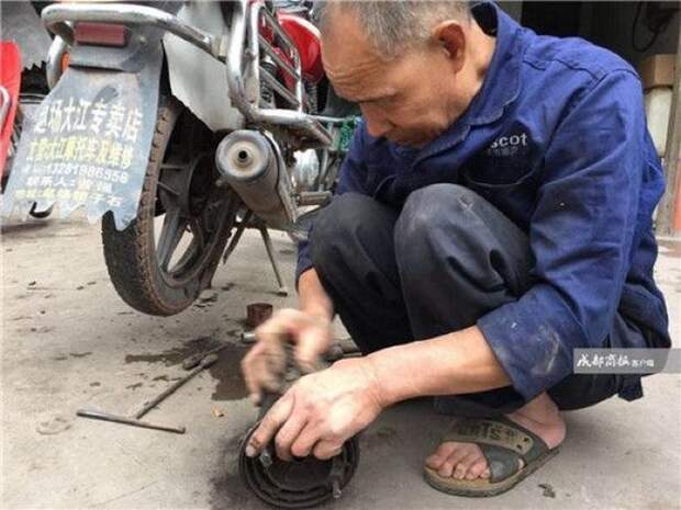 Слепой китаец зарабатывать на жизнь ремонтируя технику авто, велосипед, мопед, мотоцикл, работа, ремонт, слепой, труд
