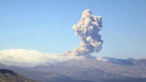 На Камчатке вулкан Карымский выбросил пепел на высоту 2,5 км