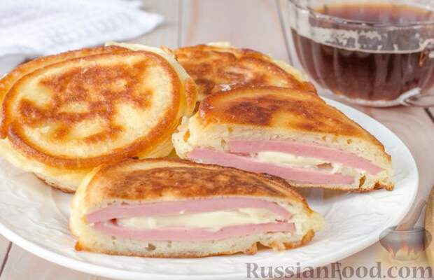 Фото к рецепту: Оладьи с колбасой и сыром