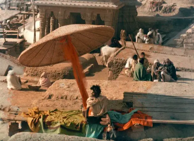 Факир на берегу Ганга в Варанаси, Индия, 1926. Автохром, фотограф Жюль Жерве-Куртельмон