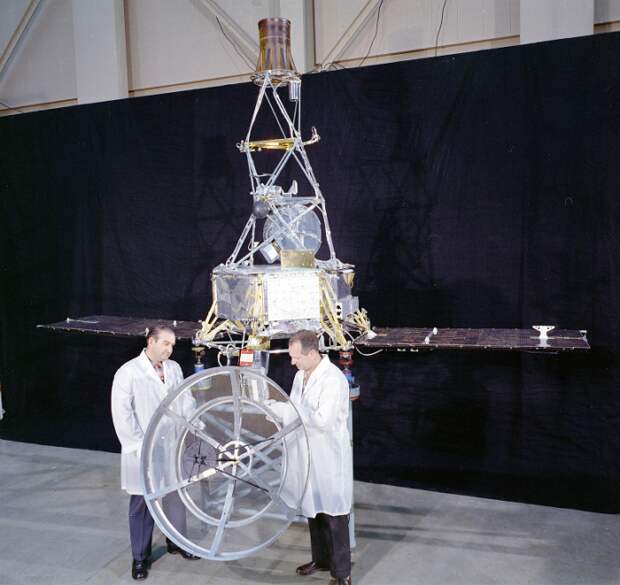 Американские ученые возле аппарата Mariner-1 / Источник: nasa.gov