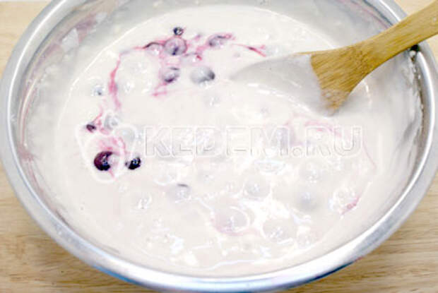 Аккуратно перемешивая, добавить вишни