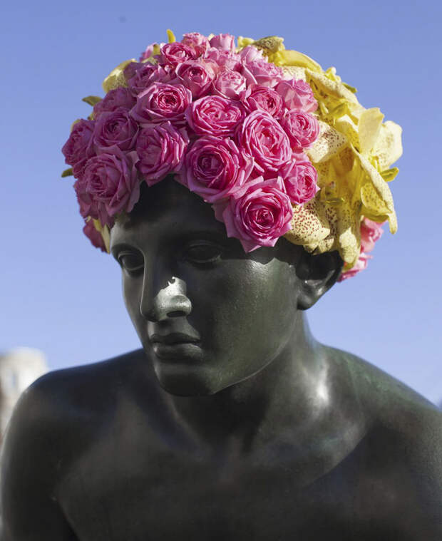 flower-crowns-beards-monuments-geoffroy-mottart-brussels-4