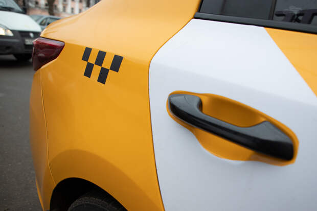 Автоэксперт Кадаков рассказал, чем вызван рост цен на такси в непогоду