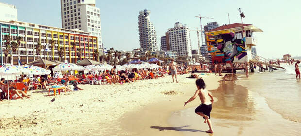 Чудо на пляже: как вор случайно спас множество людей от бомбы в Тель-Авиве и стал национальным героем