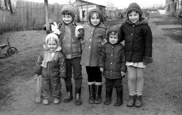 Несмотря на неудобство зимней одежды, дети активно проводили зимние дни / Фото: pastvu.com