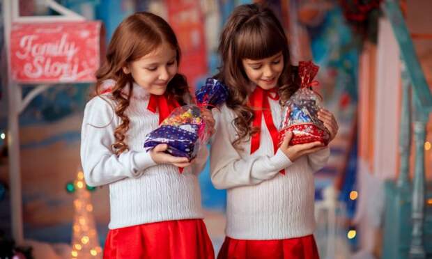 Как выбрать новогодние подарки детям в школу?