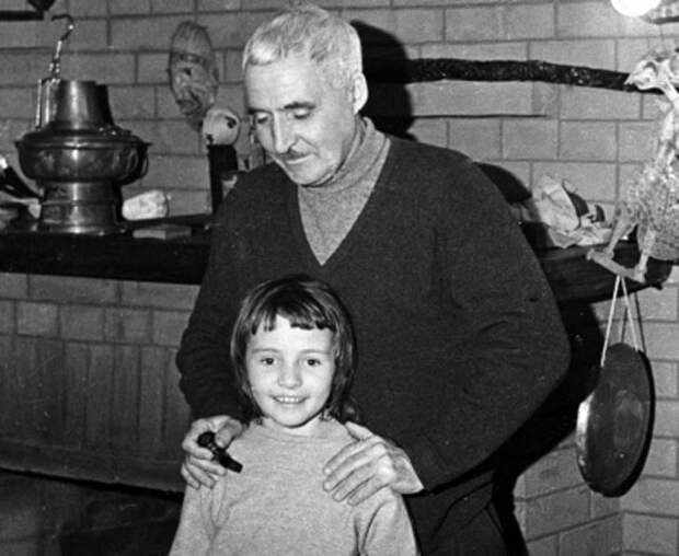 Писатель Константин Симонов с дочерью. 22.01.1965