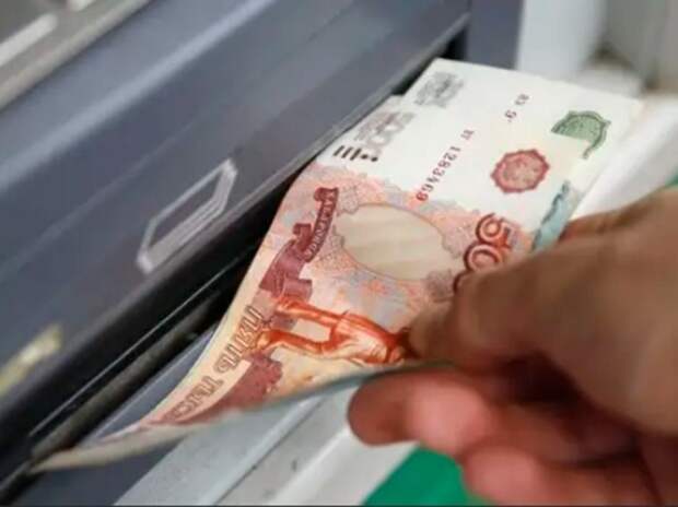 СМИ: банки запустят сервис по снятию денег с чужих карт