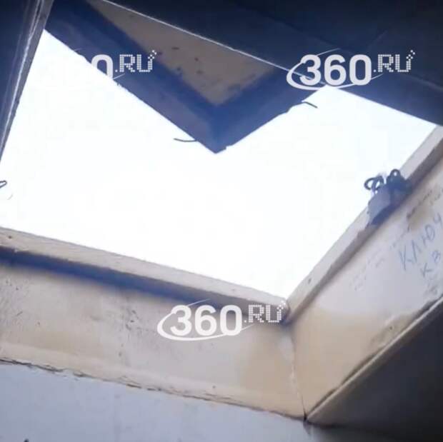 В российском городе крышу жилого дома сорвало из-за непогоды