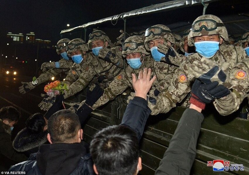 Ким Чен Ын и его новая любимая ракета Ким Чен Ын и его новая любимая ракета