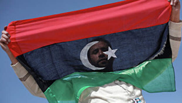 Житель с флагом Ливии. Архивное фото