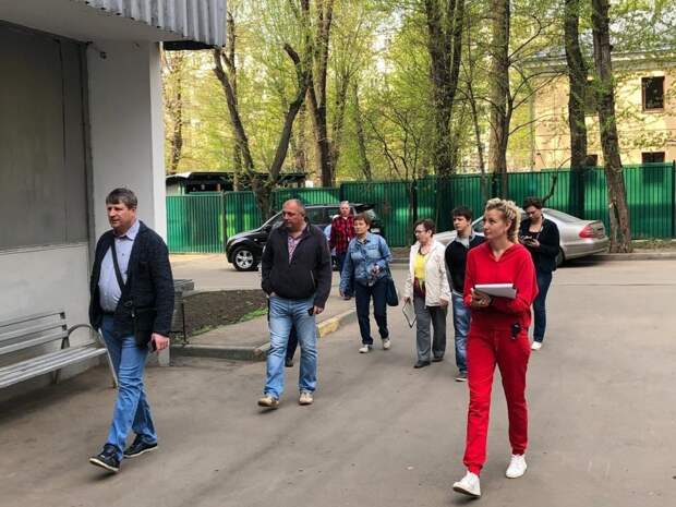 Владимир Кузьменко пообщается с жителями Путевого проезда Фото предоставлено управой района