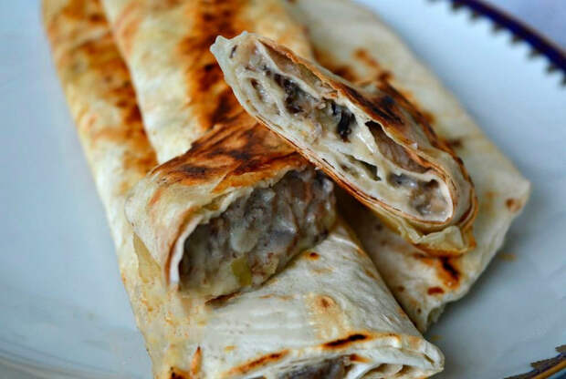 Горячие рулеты с сыром и грибами.