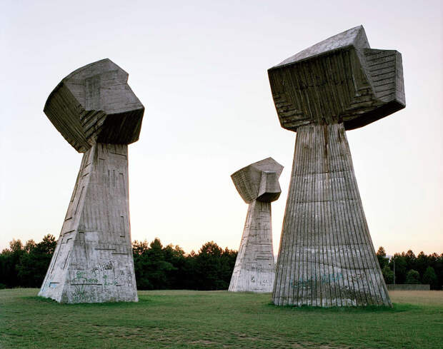Памятник в виде трех сжатых кулаков в память о жертвах Второй мировой войны