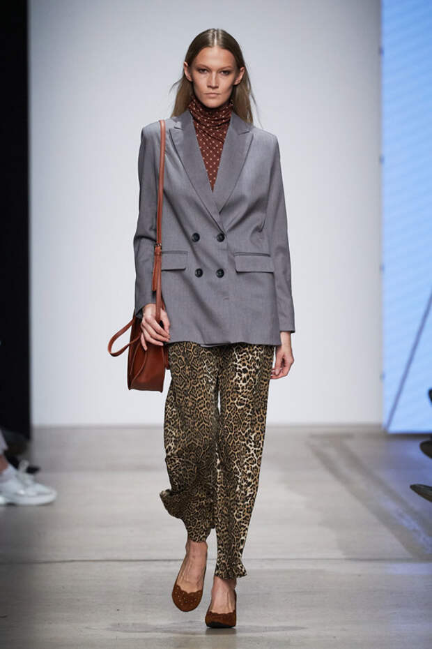 Модель в сером блейзере оверсайз и брюки с леопардовым принтом