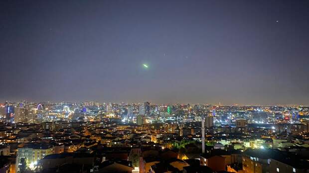 Жители нескольких турецких городов увидели в небе падающий метеорит