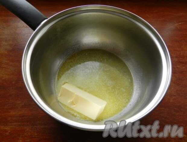 Приготовить бешамель. Для этого растопить сливочное масло.