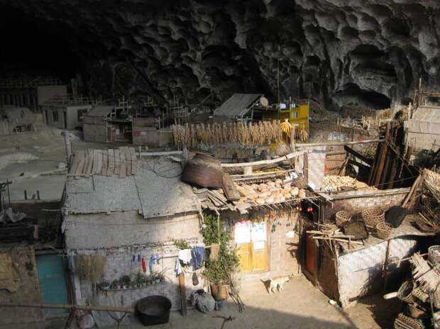 Деревня внутри пещеры