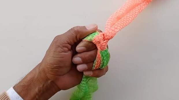 Попробуйте новый, интересный, очень простой способ вязания — булавками! Можно использовать одновременно два, три и более цветов. Также, вместо пряжи, здесь используется ткань.-3