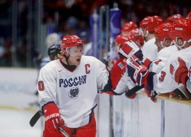 Павел Буре, забросивший пять шайб в ворота сборной Финляндии, в полуфинале хоккейного турнира на Олимпиаде в Нагано, 1998 год. знаменитости, история, люди