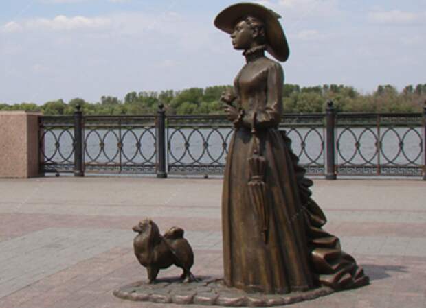 Скульптура "Дама с собачкой" на набережной Волги