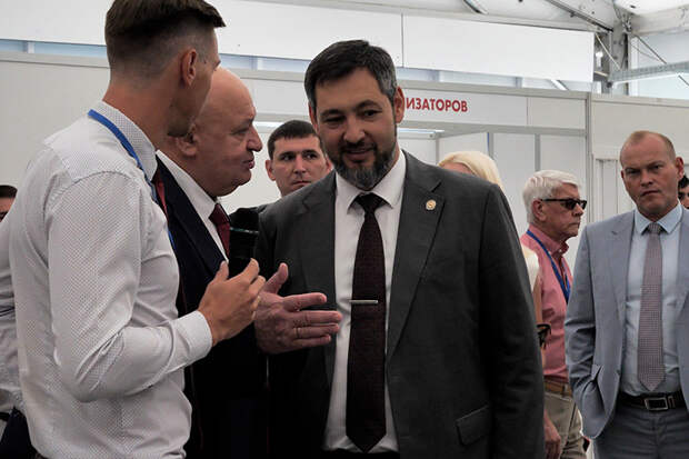 На скромный характер события намекнул приехавший министр промышленности и торговли РТ Олег Коробченко. Выставка «супер», но ее надо делать «гораздо больше и шире»