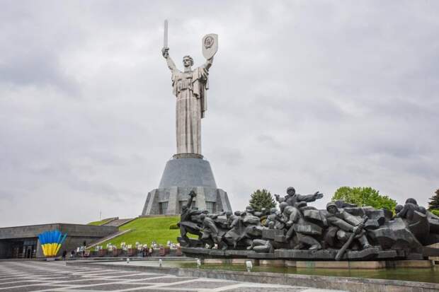 Украина це Європа! В Киеве скульптуре «Родина-мать» предложили сменить пол ...