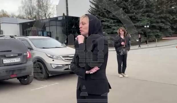 Вдова певца Евгения Кунгурова сорвалась на журналистов прямо на траурной церемонии
