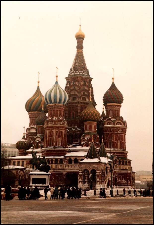 Толпы людей на Красной площади. СССР, Москва, 1985 год.
