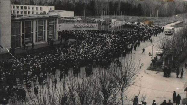 4. Запись на ковры в городе Заречный, Пензенская область, 1974 год СССР, дефицит, дефицит в СССР, ностальгия, фото