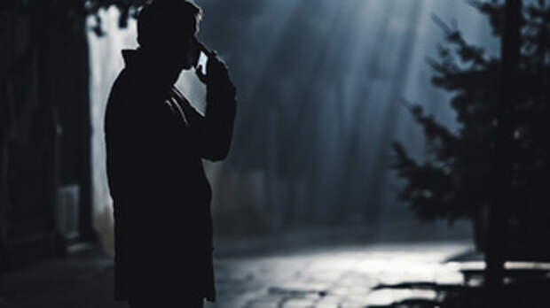 Мужчина с телефоном / Сгенерировано midjourney / amic.ru