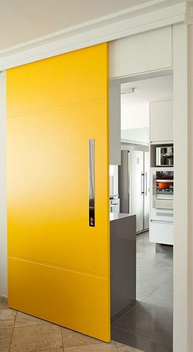 Прекрасная ярко-желтая раздвижная дверь, станет просто прекрасной изюминкой в оформлении интерьера любой из комнат.
