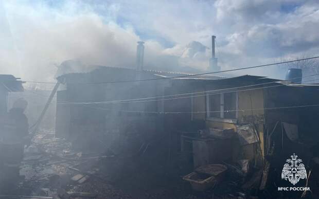 В Михайловском районе потушили два пожара, сгорели дом и хозпостройка