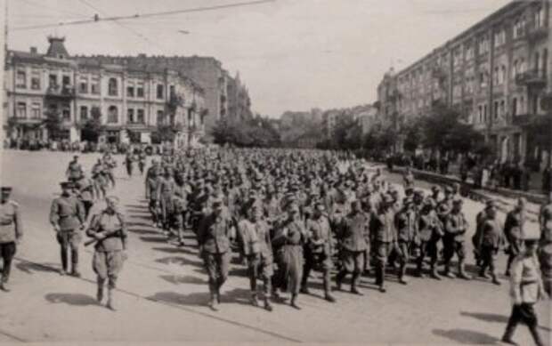 16 августа 1944 года. Конвоирование немецких военнопленных по Киеву