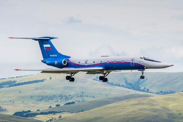 Russian_Air_Force_Tupolev_Tu_134UBL_RF_65733_on_final_approach_at.jpg