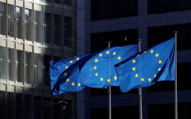 Флаги Евросоюза перед штаб-квартирой ЕС в Брюсселе. Фото AFP.