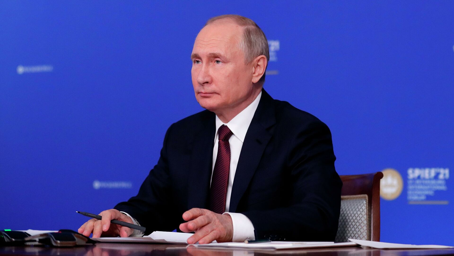 Россия не стремится избавиться от доллара, заявил Путин 