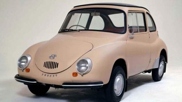 Subaru 360 — автомобиль, с которым японская компания вышла на американский рынок в 1968 году.В то время модель продавалась за 1297 долларов, что сегодня эквивалентно 8995 долларам.Это был дешевый и миниатюрный автомобиль, который буквально затерялся в американском трафике, состоящем из гигантских моделей.