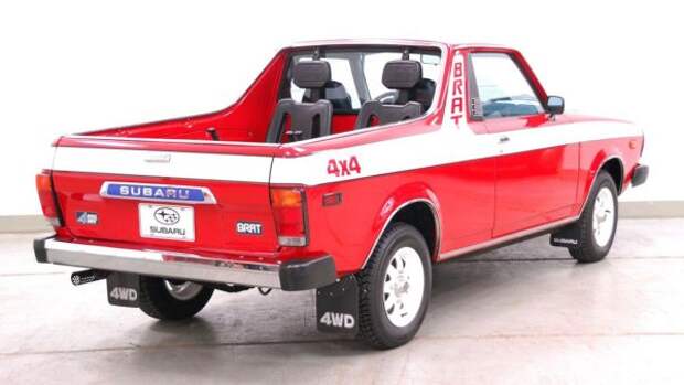 Странность Subaru Brat коренится в исконно стремлении человечества избавиться от налогов.Установив в грузовом отсеке пикапа два обращенных назад сиденья, Subaru технически могла объявить Brat легковым автомобилем, лишив их удовольствия платить 25-процентную пошлину на ввоз пикапа в США. Гениальное решение позволило Subaru предложить пикап по низкой цене, что, в свою очередь, позволило японцам конкурировать с компактными пикапами Toyota и Nissan.