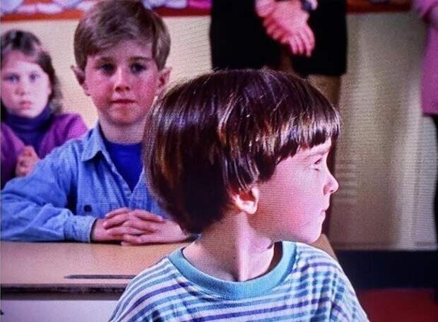 13. "Санта-Клаус" (1994) - когда Чарли находится на занятиях в школе, на парте сзади него сидит эльф. Это означает, что эльфы следят за ним и его отцом