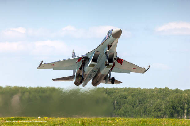 Взлёт. Надо отметить, взлетает Су-35 очень резво и с большим углом тангажа, что с непривычки выглядит крайне завораживающе.