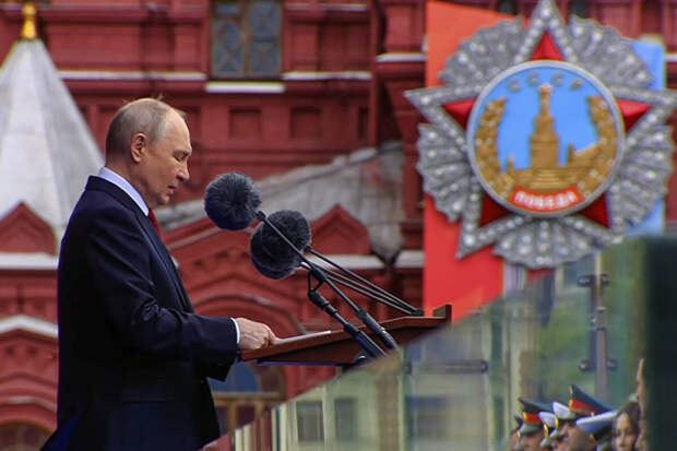 Ветеран Великой Отечественной войны на параде передал Путину конверт