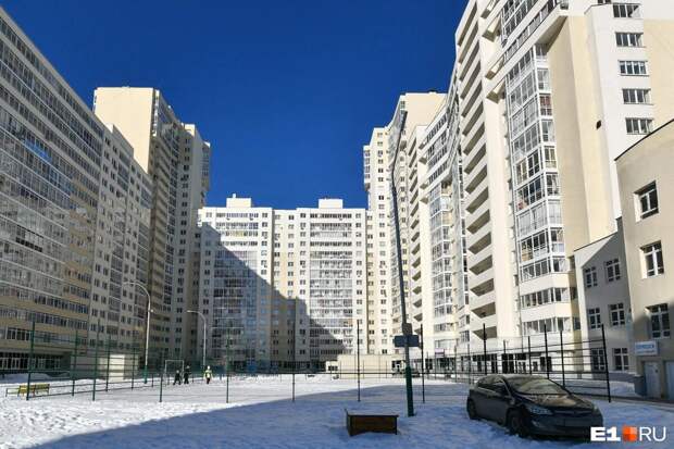 Первые жильцы заселились в этот ЖК почти 15 лет назад — в 2009 году / фото Е1.RU