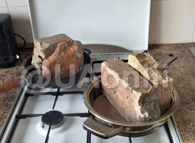 В Киеве из-за проблем с электричеством начали использовать кирпичи для обогрева